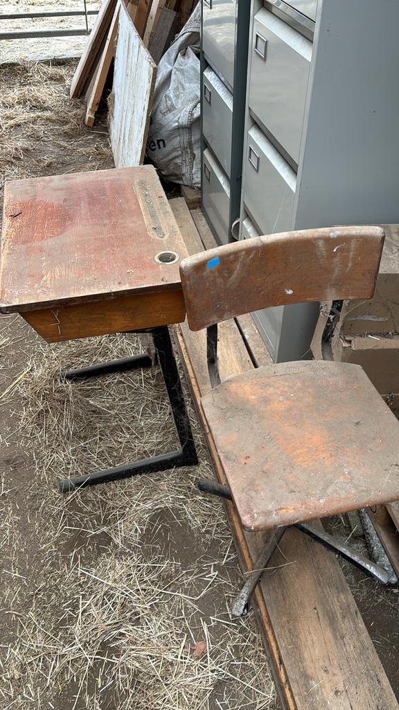 Oud schooltafeltje met stoel - Opknapper, Huis en Inrichting, Stoelen, Gebruikt, Eén, Hout, Bruin, Ophalen