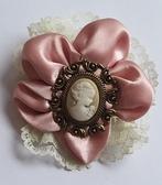 Vintage goudkleurige roze satijnen kant camee broche, Overige materialen, Gebruikt, Ophalen of Verzenden, Roze