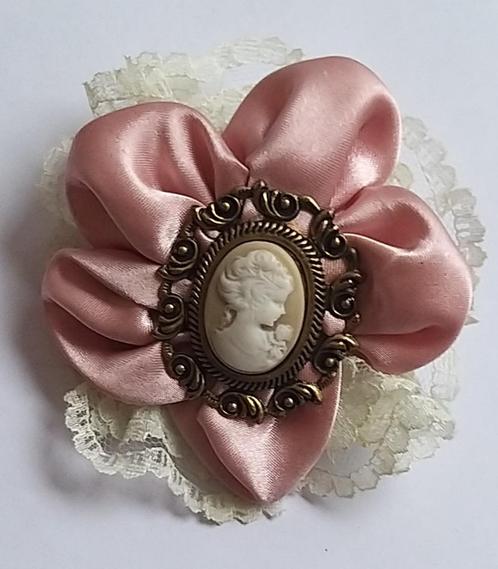 Vintage goudkleurige roze satijnen kant camee broche, Sieraden, Tassen en Uiterlijk, Broches, Gebruikt, Overige materialen, Roze