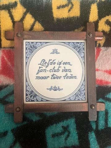 Vintage porseleinen Delftsblauwe wandtegel in houten frame beschikbaar voor biedingen