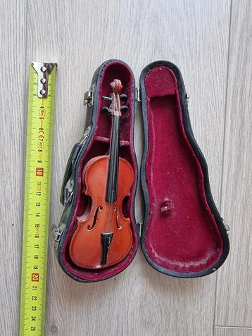 Vintage miniatuur viool beschikbaar voor biedingen