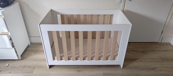 Interbaby ledikant wit met houten spijlen - Incl. matras, Kinderen en Baby's, Babywiegjes en Ledikanten, Gebruikt, Ledikant, Ophalen