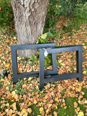 Stalen tafelpoten beschikbaar voor biedingen