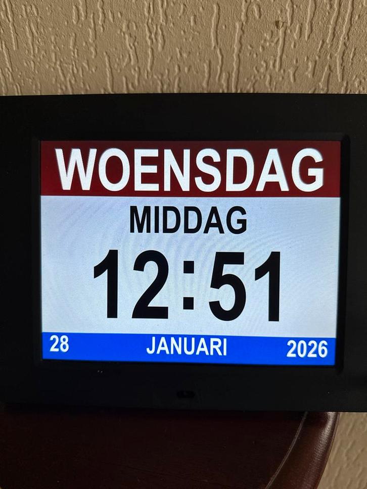 Digitale Kalenderklok - Duidelijke weergave van dag en tijd, Huis en Inrichting, Woonaccessoires | Klokken, Zo goed als nieuw