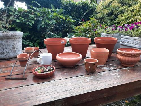 8 mooie terracotta bloempotten + gratis 1 bloempot boog, Doe-het-zelf en Verbouw, Dakpannen en Dakbedekking, Zo goed als nieuw