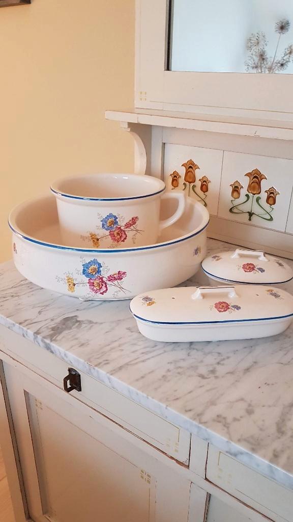 Set met o.a. waskom en po, Antiek en Kunst, Antiek | Keramiek en Aardewerk, Ophalen of Verzenden