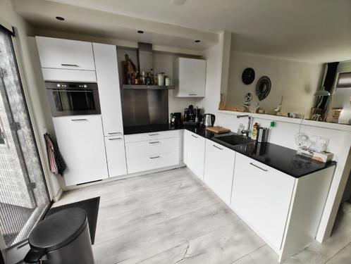 Moderne hoogglans witte keuken met inbouwapparatuur, Huis en Inrichting, Keuken | Complete keukens, Gebruikt, Hoekkeuken, Wit