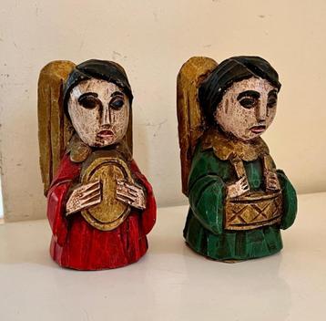 Twee beeldjes van engelen beschikbaar voor biedingen