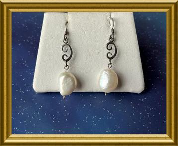 Mooie zilveren oorbellen met parel beschikbaar voor biedingen