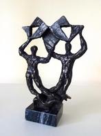 Bronzen beeldje twee figuren met driehoeksvormen 6761=b, Ophalen of Verzenden