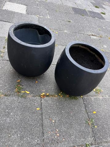 Zwarte plantpotten (2 stuks) beschikbaar voor biedingen