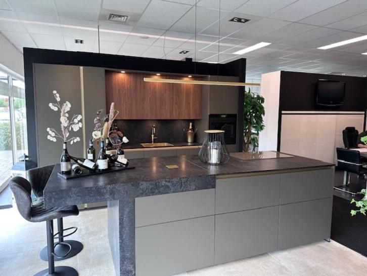 Showroom keuken voor maar €19.500,-, Huis en Inrichting, Keuken | Complete keukens, Nieuw, Overige typen, Bruin, Composiet, Greeploos