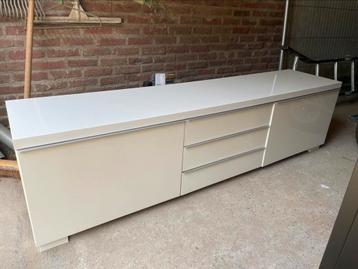 Zeer net tv meubel! Mag voor een kleine prijs weg beschikbaar voor biedingen