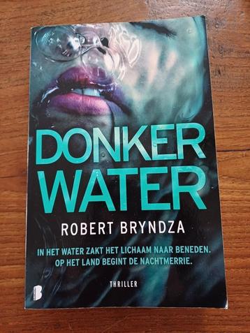 Donker water - Robert Bryndza beschikbaar voor biedingen