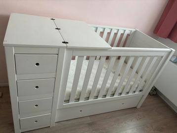 Baby ledikant met lades en verschoontafel beschikbaar voor biedingen