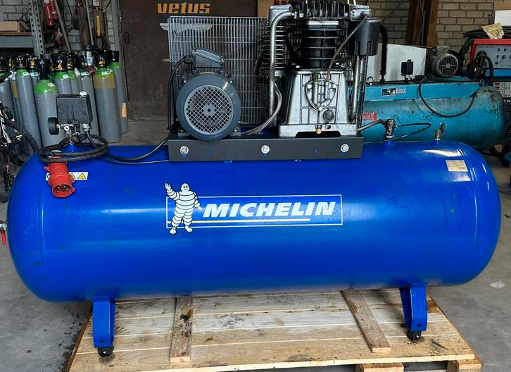 Compressor 7,5, Doe-het-zelf en Verbouw, Compressors, Zo goed als nieuw, 100 liter of meer, Ophalen