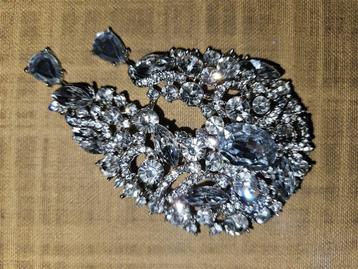 Diverse broches met strass stenen beschikbaar voor biedingen