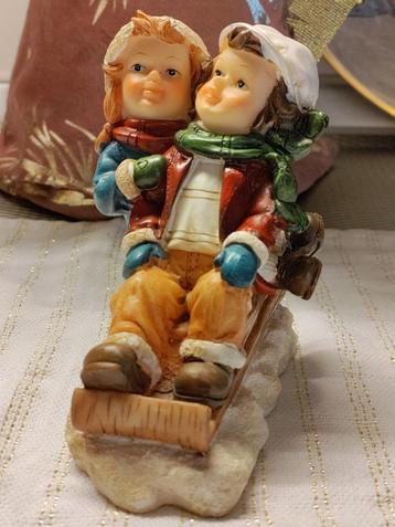 VINTAGE beeldje van TWEE KINDEREN  OP EEN SLEE beschikbaar voor biedingen