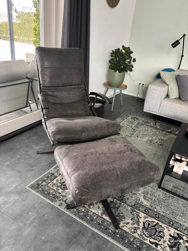 Fauteuil Aduard met bijpassende hocker, Huis en Inrichting, Fauteuils, Gebruikt, Leer, Metaal, 50 tot 75 cm, 75 tot 100 cm, Ophalen