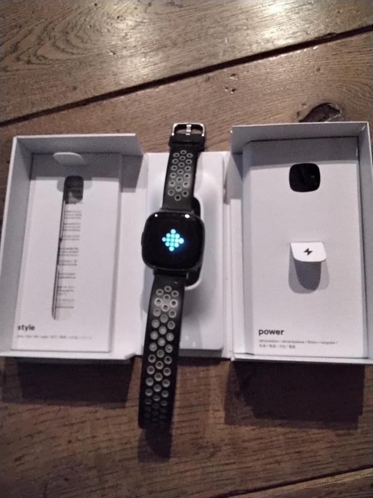 Fitbit Versa 4 - Zo goed als nieuw!, Sieraden, Tassen en Uiterlijk, Smartwatches, Zo goed als nieuw, Android, Zwart, Afstand, Calorieverbanding