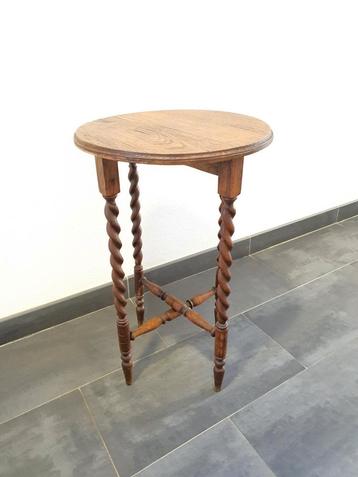 Antieke Plantentafel met Gedraaide Poten beschikbaar voor biedingen