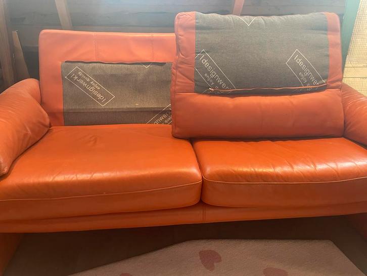 Oranje lederen tweezitsbank - Idesign, Huis en Inrichting, Banken | Bankstellen, Gebruikt, Rechte bank, Tweepersoons, 150 tot 200 cm