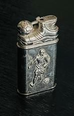 Vintage voetbal aansteker werkend op gas, Verzamelen, Verzenden, Sigarenbandjes