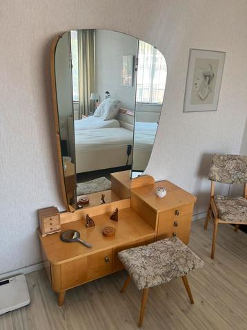 Kaptafel met krukje en stoelen beschikbaar voor biedingen