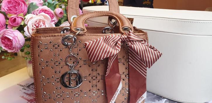 Dior Tas - Stijlvol en Elegant!, Sieraden, Tassen en Uiterlijk, Tassen | Damestassen, Nieuw, Handtas, Bruin, Ophalen of Verzenden