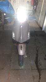 Vespa primavera, Fietsen en Brommers, Ophalen of Verzenden, Zo goed als nieuw, Benzine, Overige modellen