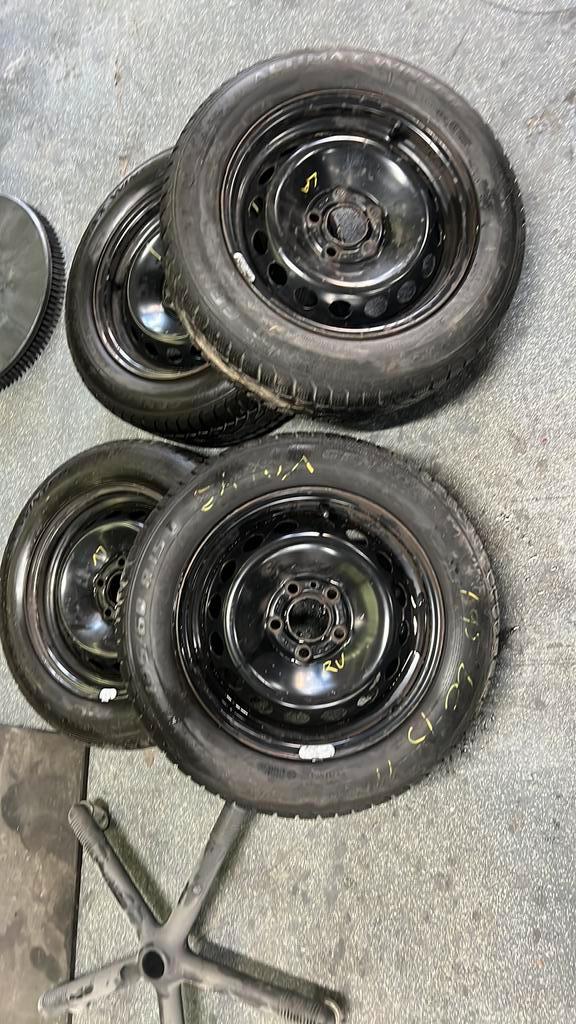 ✅ volvo v40 s40 winterbanden op velg ❄️, Auto-onderdelen, Banden en Velgen, Banden en Velgen, Winterbanden, 15 inch, 195 mm, Personenwagen