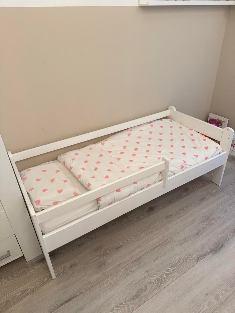 Peuterbed 70x160 cm met matras en toebehoren, Kinderen en Baby's, Kinderkamer | Bedden, Ophalen, 70 tot 85 cm, 140 tot 160 cm