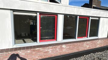 Kunstofkozijnen met draai kiep raam met ventilatieroosters beschikbaar voor biedingen