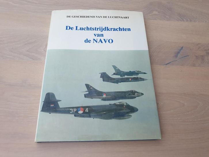 De Luchtstrijdkrachten van de NAVO, Boeken, Oorlog en Militair, Zo goed als nieuw, Luchtmacht, 1945 tot heden, Ophalen of Verzenden