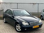 Mercedes-Benz C-Klasse 1.8 C180 Kompressor Trekh 2003 Sedan, Auto's, Mercedes-Benz, Achterwielaandrijving, 74 €/maand, Zwart, Blauw