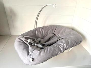 Stokke tripp trapp newborn set grijs incl speelboog beschikbaar voor biedingen