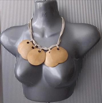 Manouk - ketting met schijven kalebas beschikbaar voor biedingen