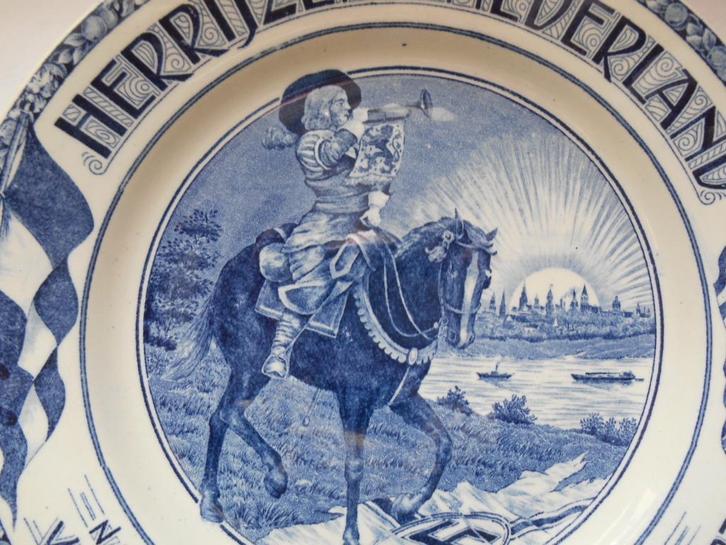 Aardewerk gedenkbord Nederland na de bevrijding, Antiek en Kunst, Antiek | Wandborden en Tegels, Ophalen of Verzenden