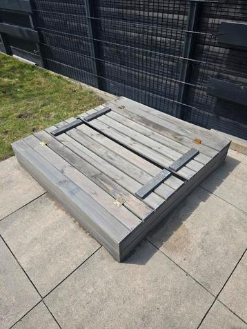Leuke zandbak 120 x 120 – met opklapbare bankjes – en afdekz beschikbaar voor biedingen