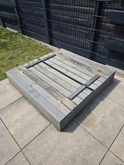 Leuke zandbak 120 x 120 – met opklapbare bankjes – en afdekz, Kinderen en Baby's, Speelgoed | Buiten | Zandbakken, Zo goed als nieuw
