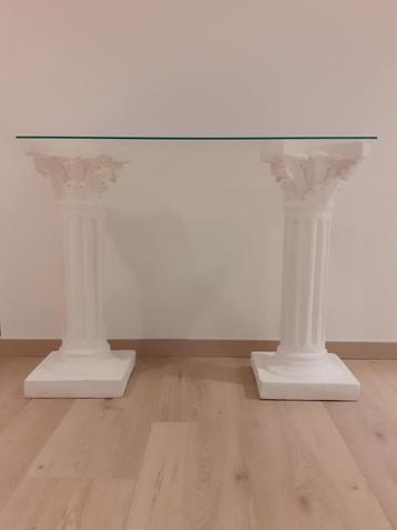 Twee mooie witte zuilen met glasplaat. beschikbaar voor biedingen