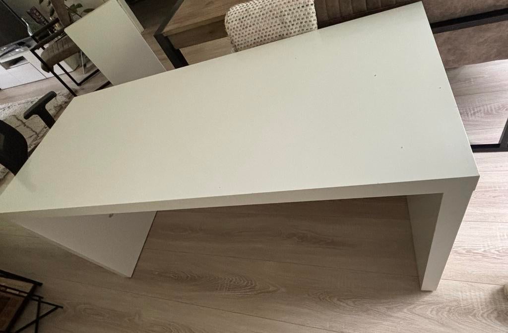 Gratis Malm bureau ikea wit (beschadigd), Huis en Inrichting, Bureaus, Ophalen, Gebruikt