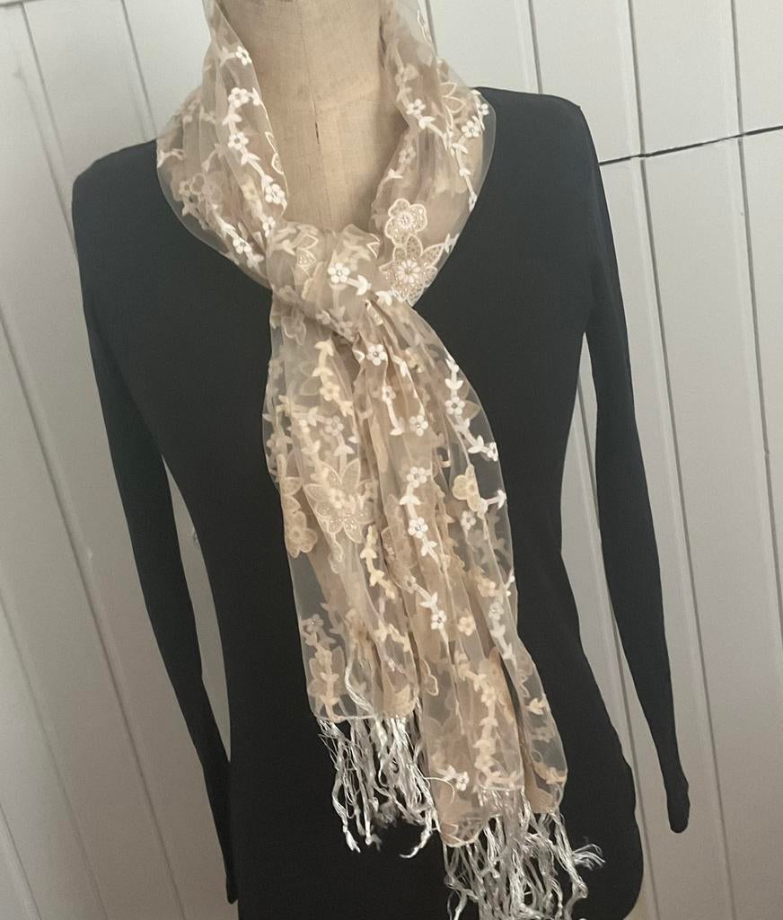 Sjaal van kant, Ophalen of Verzenden, Zo goed als nieuw, Maat 46/48 (XL) of groter, Sjaal