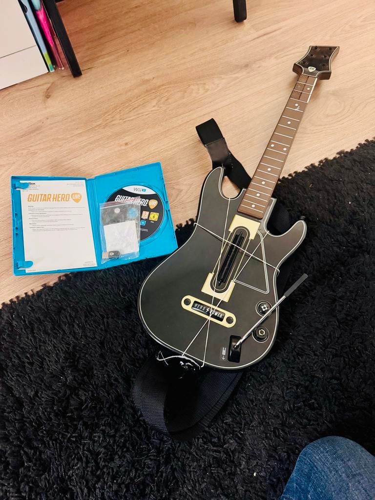Guitar Hero Live voor Nintendo Wii U met gitaar en dongle, Spelcomputers en Games, Games | Nintendo Wii U, Ophalen, Muziek, Gebruikt