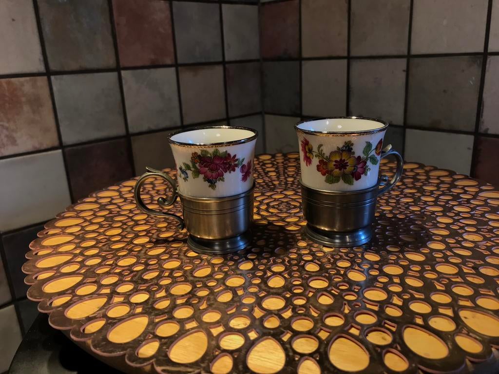 2 vintage/antieke kopjes met tinnen houder(Tiel)hoog 7.5 cm, Antiek en Kunst, Ophalen of Verzenden
