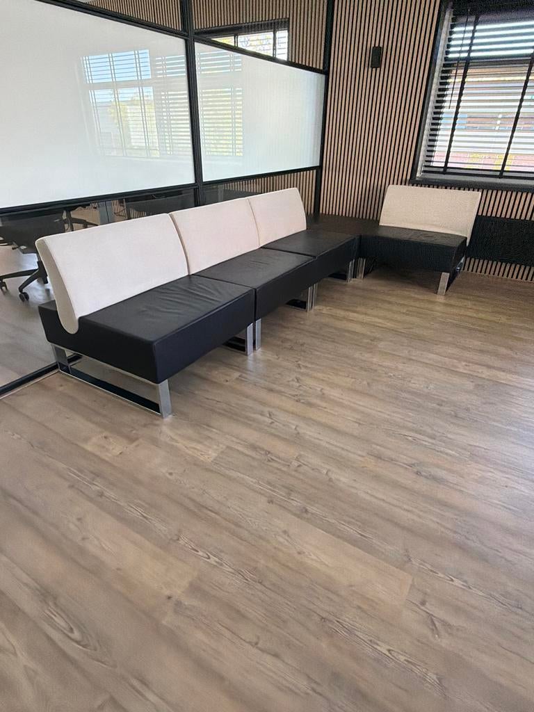 Moderne L-vormige bank - Zwart leer en beige stof, Huis en Inrichting, Banken | Bankstellen, Ophalen, Gebruikt, 100 tot 125 cm