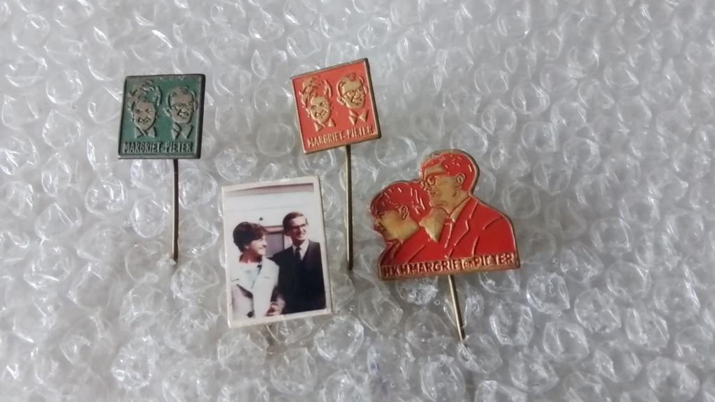 4 verschillende speldjes margriet En Pieter., Ophalen of Verzenden, Zo goed als nieuw, Overige onderwerpen