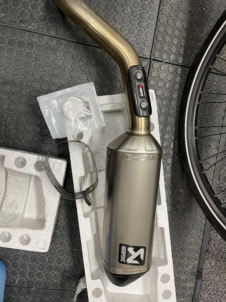 Te koop: Akrapovic motoruitlaat, Ophalen, Gebruikt