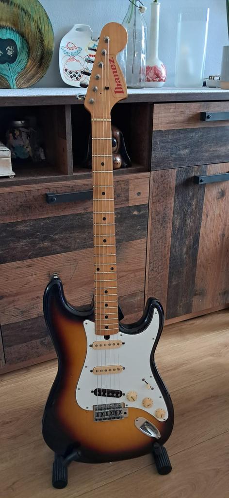 oude japanse gitaar, Muziek en Instrumenten, Snaarinstrumenten | Gitaren | Elektrisch, Ophalen, Zo goed als nieuw, Solid body