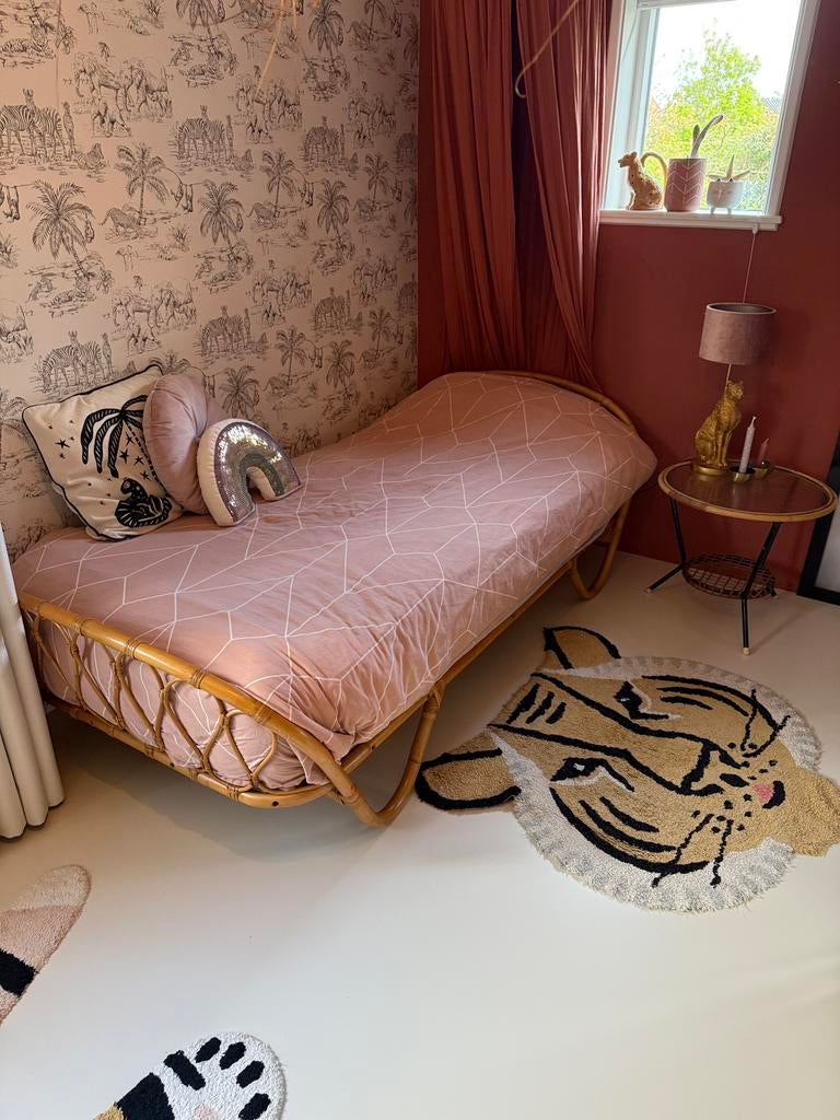 Rotan bed